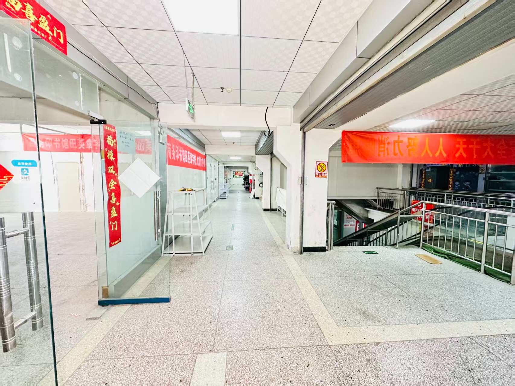 饮马南街引入人工智能技术应用场景，推动AI与商业、零售、电商、企业服务等领域融合发展。