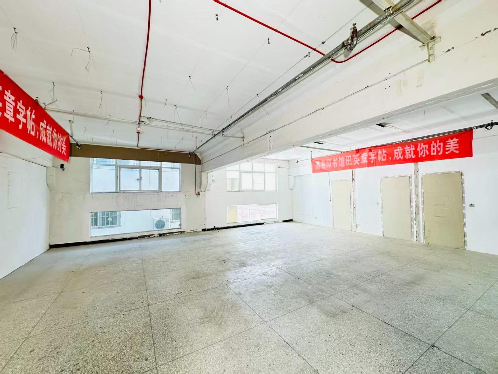 饮马南街重点吸引人工智能应用、数字经济、电商直播、智能制造服务、软件开发、科技创新企业及创业团队入驻